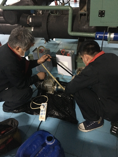 螺桿機更換冷凍油維保圖片